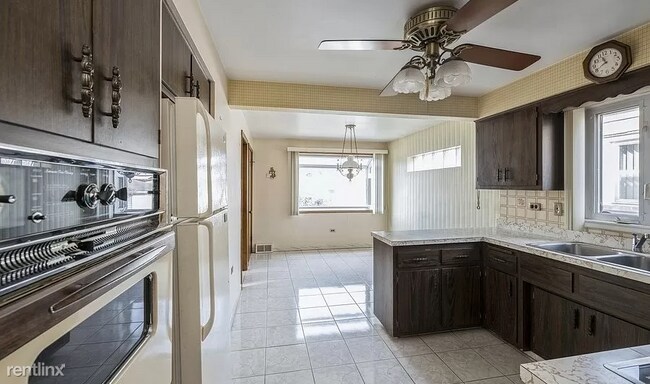 Building Photo - 3 br, 2 bath House - 6152 W 63rd Pl