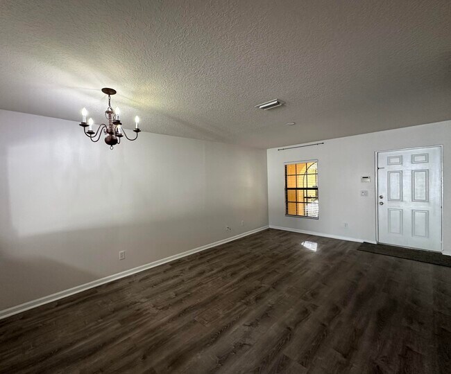 Building Photo - 910 Luminary Cir