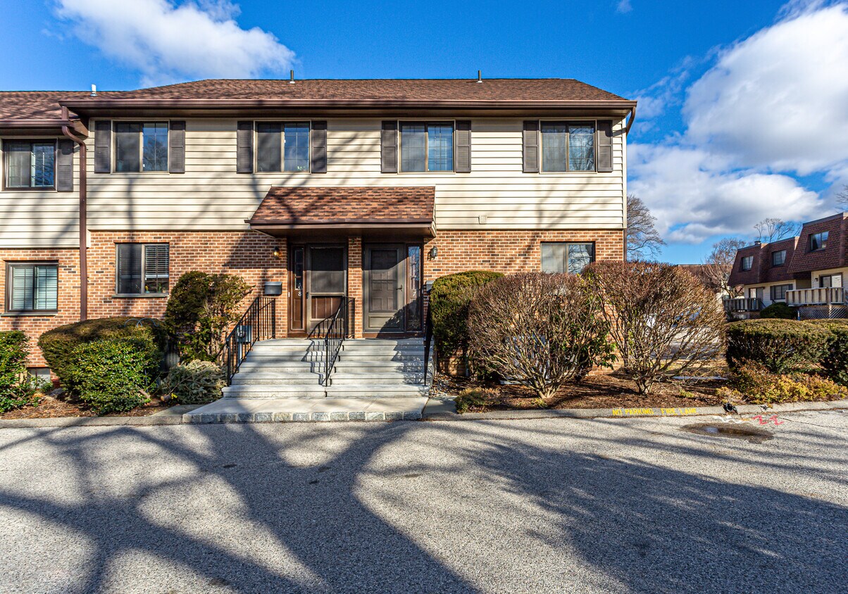 Primary Photo - 202 Soundview Ave
