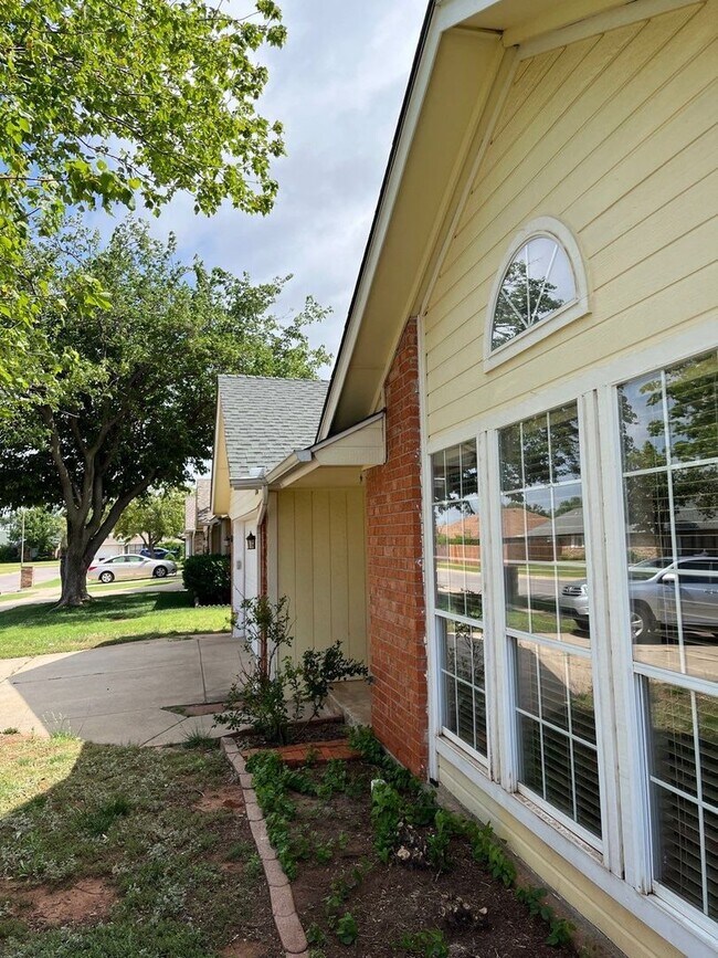 Foto del edificio - 3 bedroom 2 bath Putnam City Schools
