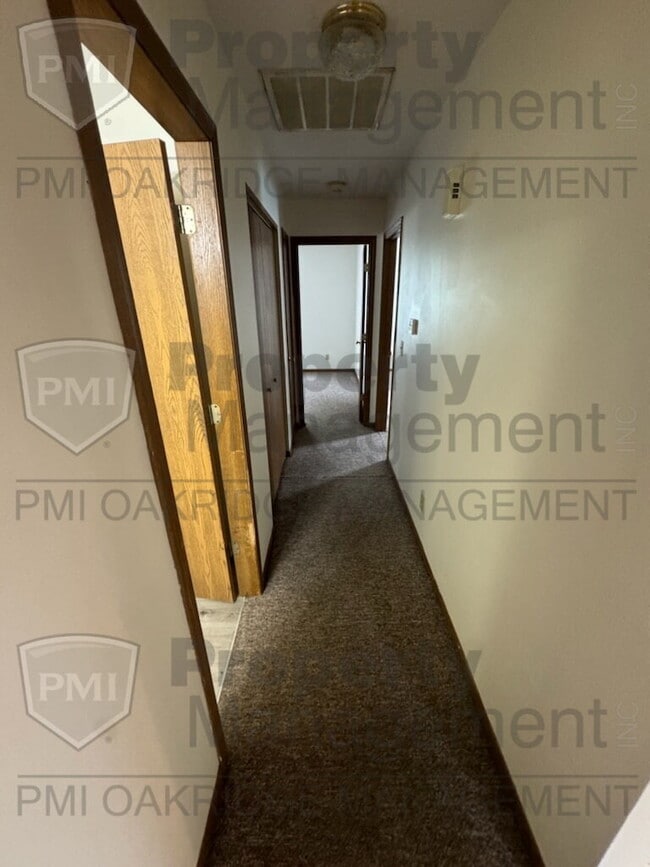 Building Photo - Single Level 2 Bed Apartment with Garage