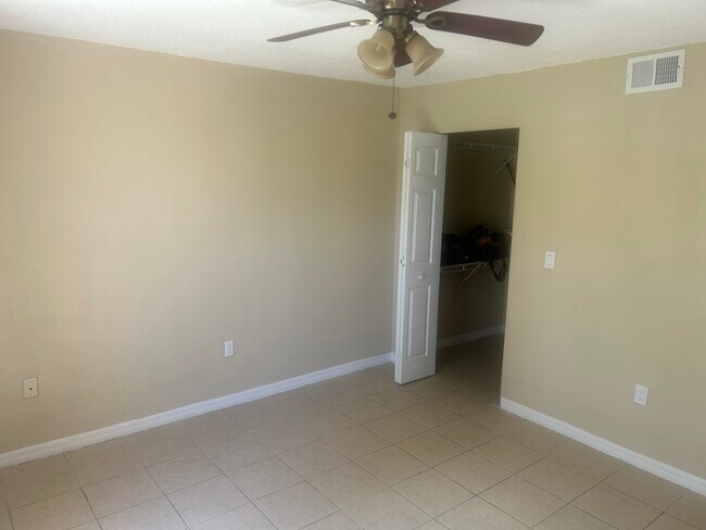 Foto del edificio - 215 Lake Brook Cir