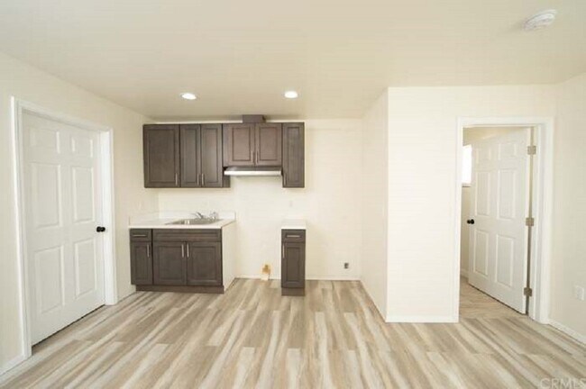 Building Photo - 1606 S Stanley Ave