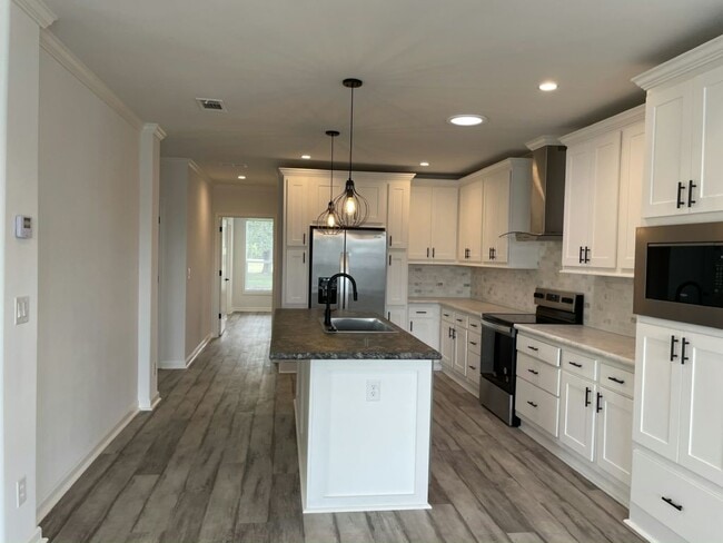 Building Photo - 107 Country Club Dr