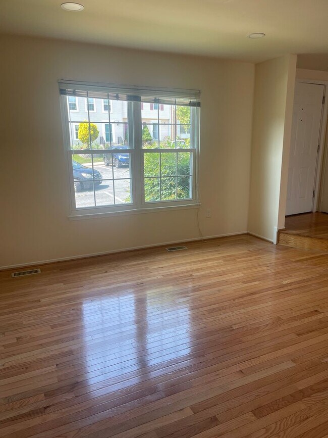 Building Photo - WELL MAINTAINED 3 LEVEL TOWNHOUSE WITH 3.5...