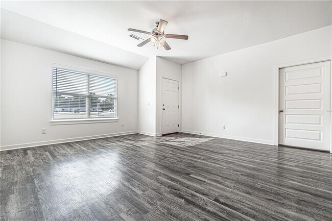 Foto del edificio - 640 Hidden Springs Dr