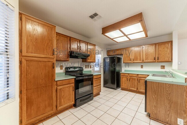 Building Photo - 613 N Sunflower Cir