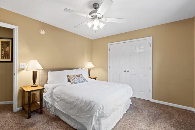 Building Photo - 222 Elmwood Dr