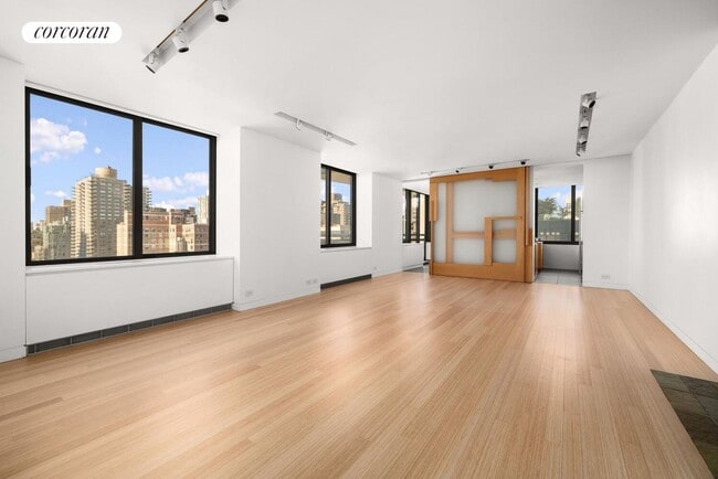 Building Photo - 300 E 85th St