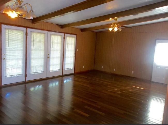 Foto del edificio - 6609 Golf Crest Dr