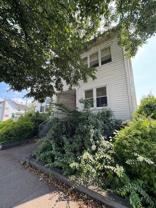 Building Photo - Newly Renovated 2 bedroom/1 bath Apartment!