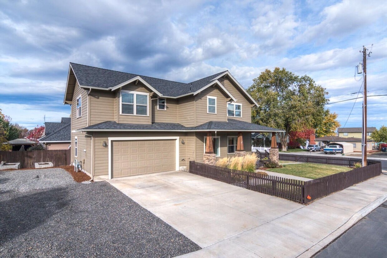 Foto principal - 4 Bed 2.5 Bath - NW Redmond