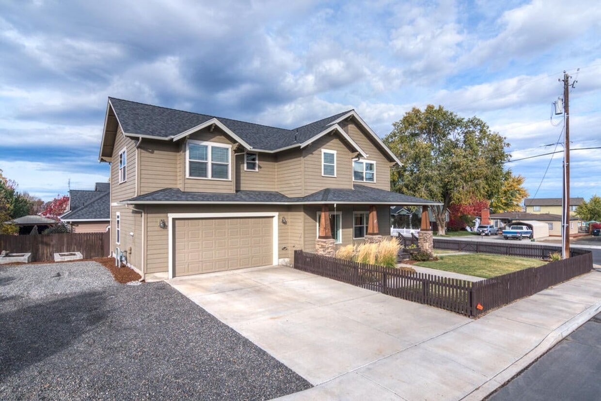Primary Photo - 4 Bed 2.5 Bath - NW Redmond
