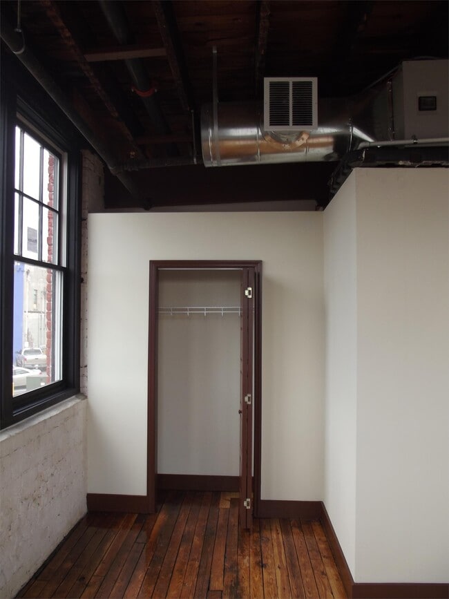 Building Photo - 125 Inman St E