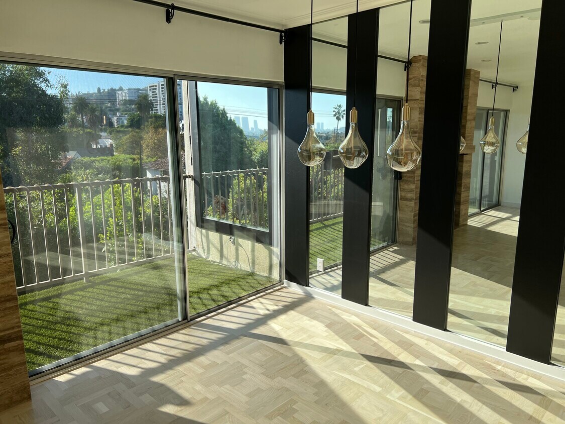 Foto principal - 949 N Kings Rd