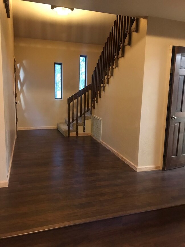 Building Photo - Fabulous 3 bedroom home near Jenkinson Lake.