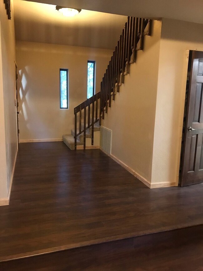 Foto del edificio - Fabulous 3 bedroom home near Jenkinson Lake.