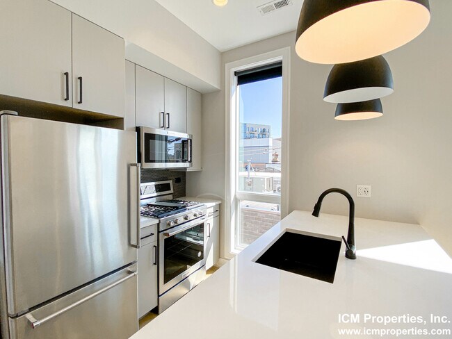 Foto del edificio - 1050 W Cornelia Ave
