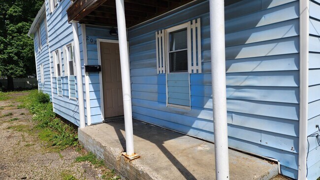 Building Photo - 212 1/2-207 1/2 N 11th St