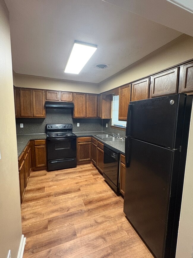 Foto del edificio - 5852 Roxboro Dr