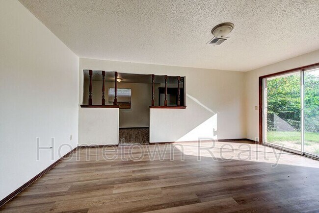 Building Photo - 5104 S Briarwood Dr