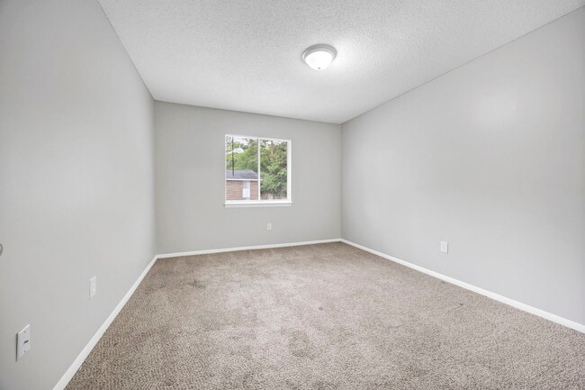 Building Photo - Landmark Woods Apartments