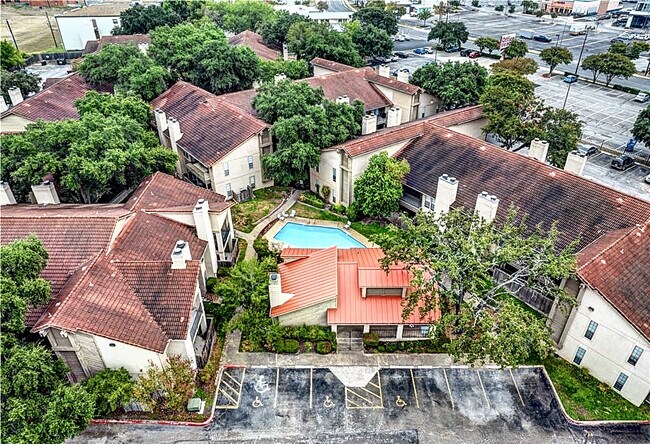 Foto del edificio - 1202 Thorpe Ln