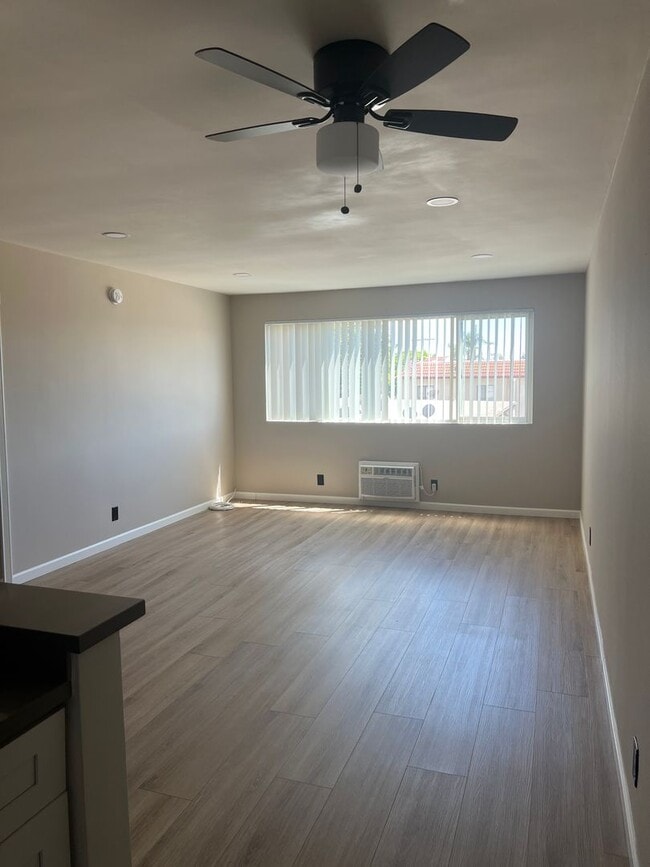 Building Photo - 1 Month Free! Modern 1-Bedroom Apartment i...