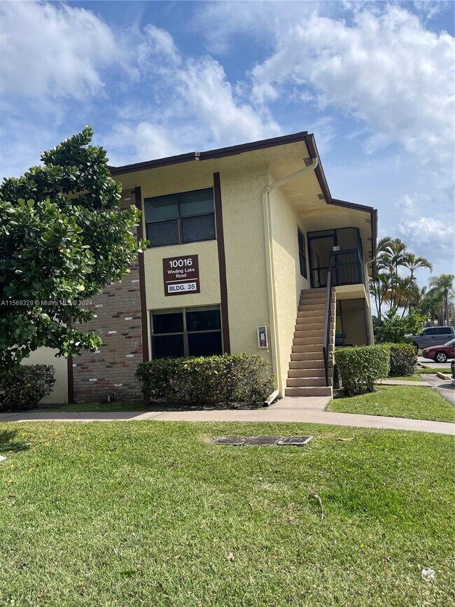 Foto del edificio - 10016 Winding Lake Rd