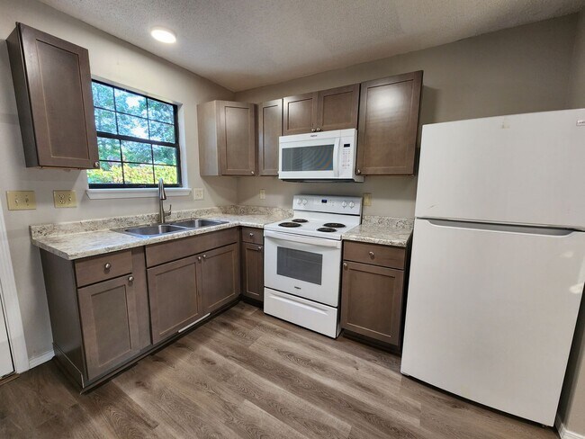 Foto del edificio - Spacious 2-Bedroom, 1-Bathroom Home AVAILA...