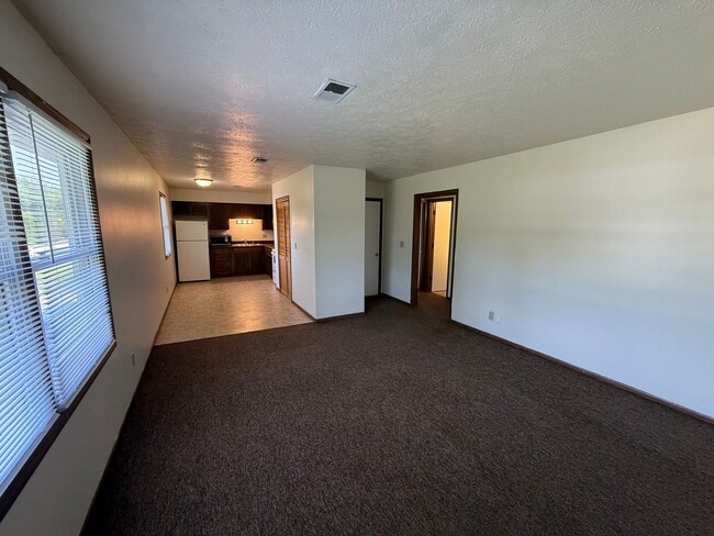 Building Photo - 2 bedroom, 1 bath apartment