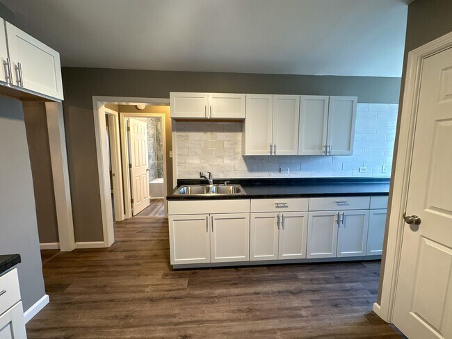 Building Photo - 3 Bedroom Plus Spacious Den - Single Family