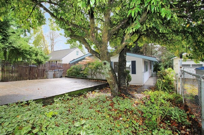 Building Photo - 11330 SW Tigard St