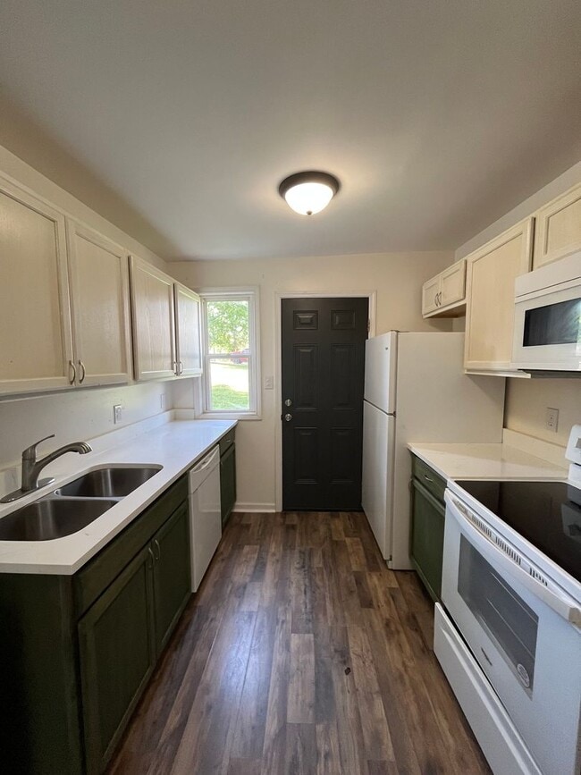 Foto del edificio - 2BR/1BA Renovated Triplex Unit – Prime Location Near Meharry, TSU, and Vandy!