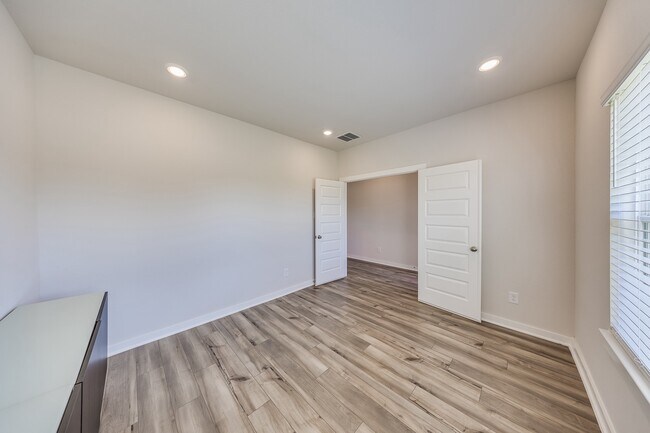 Foto del edificio - 12930 Royal Ann Wy