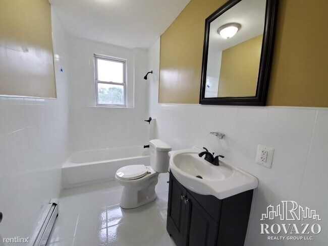 Building Photo - 4 br, 1 bath Apartment - 107 S 10th St Apt 2