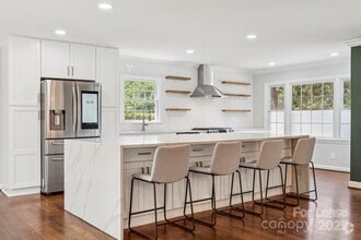 Building Photo - 8323 Cliffside Dr