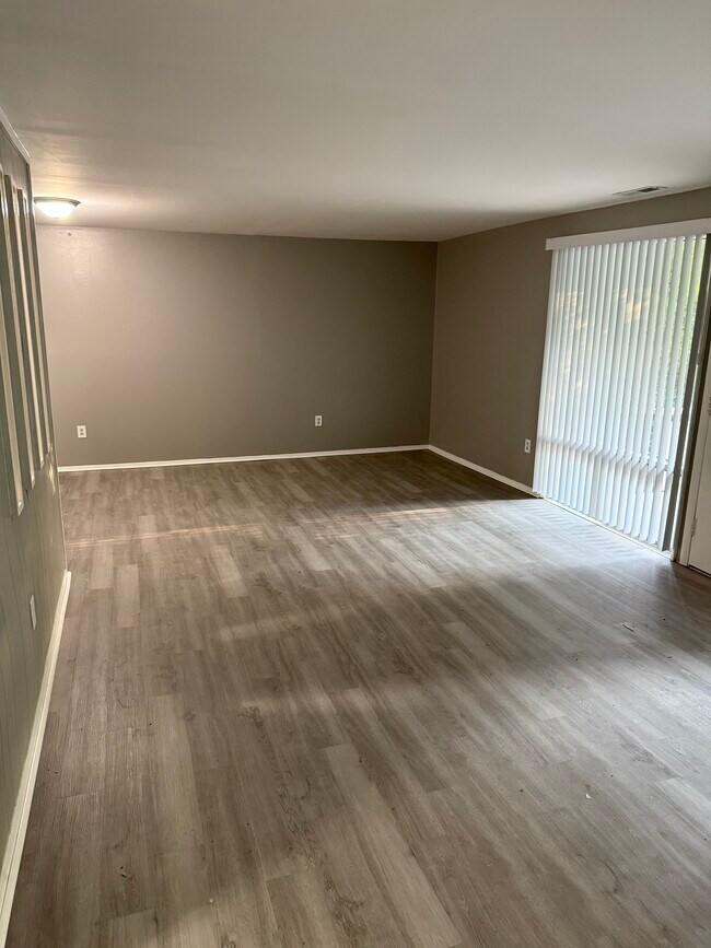 Living room - 582 Wilson Bridge Dr