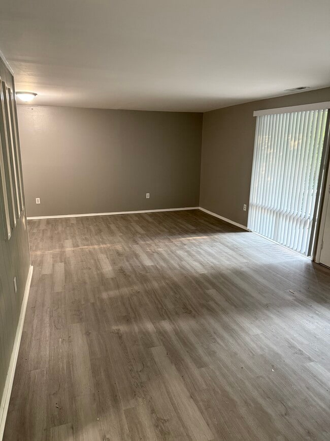 Living room - 582 Wilson Bridge Dr