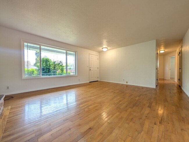 Foto del edificio - 3-Bedroom, 2-Bath Home In The River Road A...