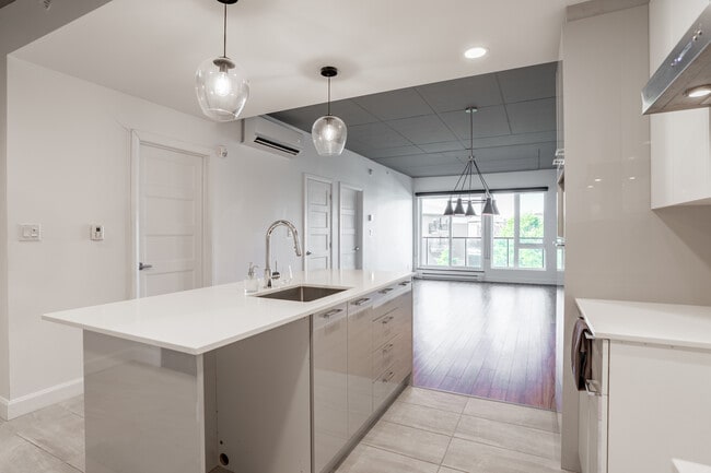 Building Photo - 7 Elements