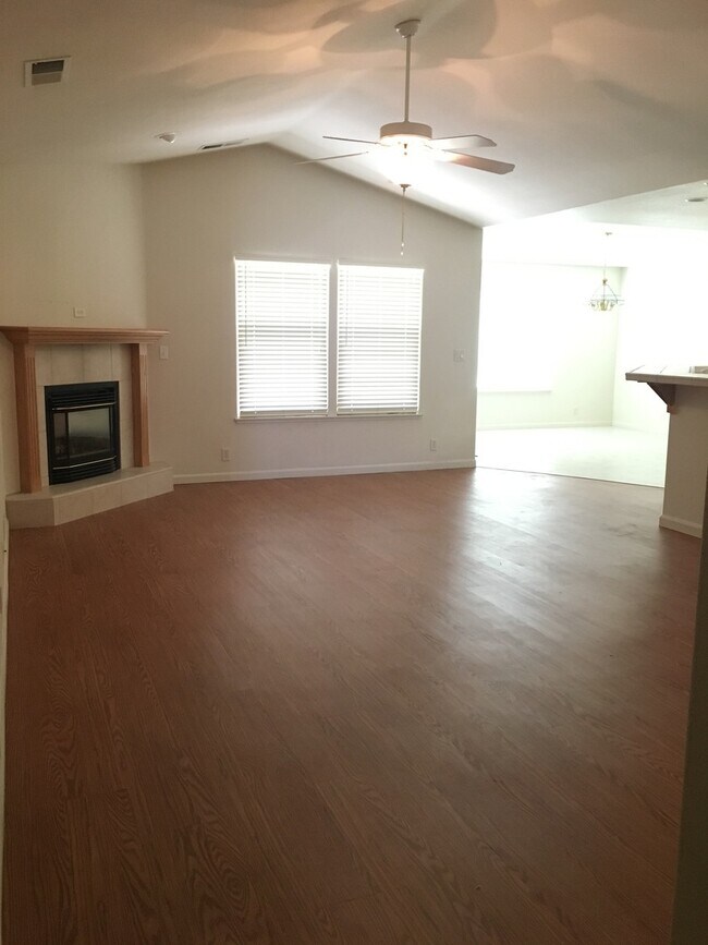 Building Photo - 3 Bedroom Chico Home with 3 Car Garage!