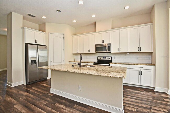 Building Photo - 2120 Lobelia Dr