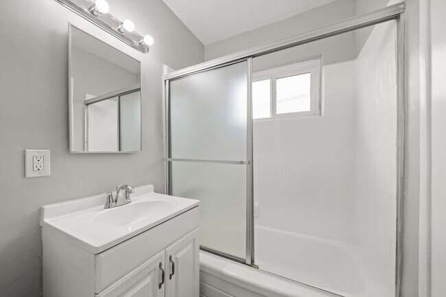 Foto del edificio - 835-845 Glenway Dr.