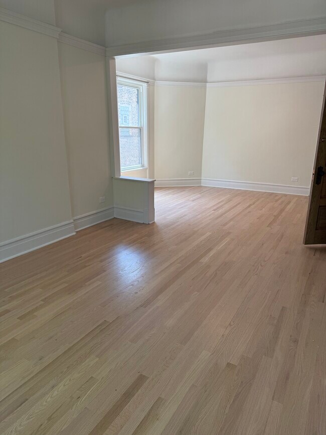 Habitación contigua a la sala de estar - 6220 N Magnolia Ave
