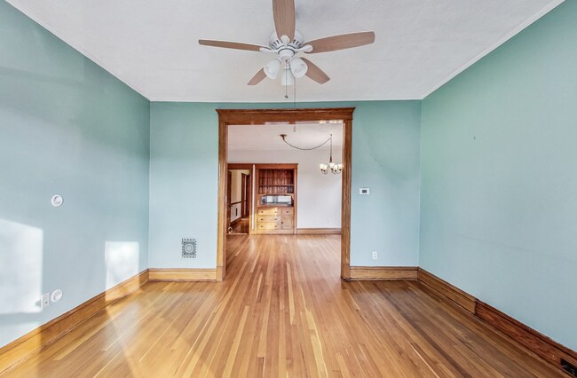 Vista inversa de la sala de estar y del comedor. - 3747 N Kostner Ave