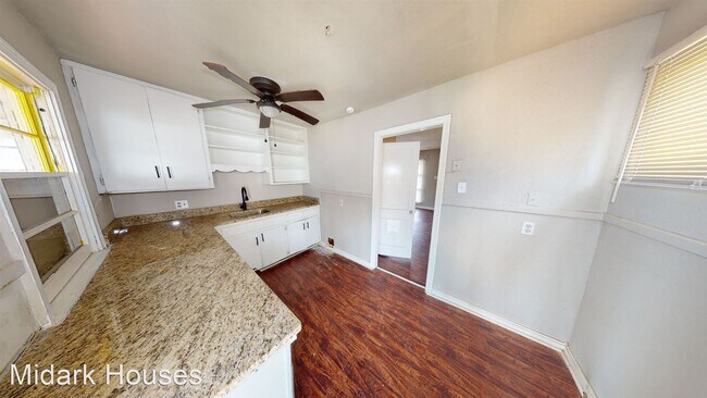Foto del edificio - 4 br, 1 bath House - 510 W 51st Street
