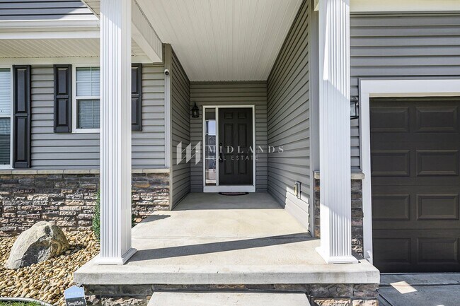 Building Photo - Walk-Out Ranch