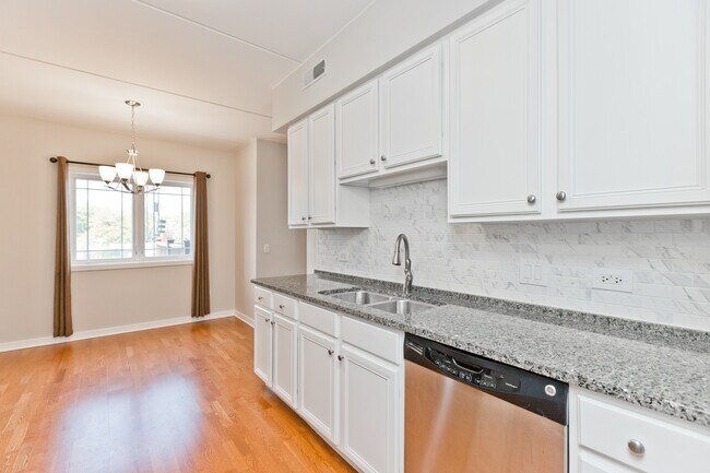 Foto del edificio - 5588 N Lincoln Ave