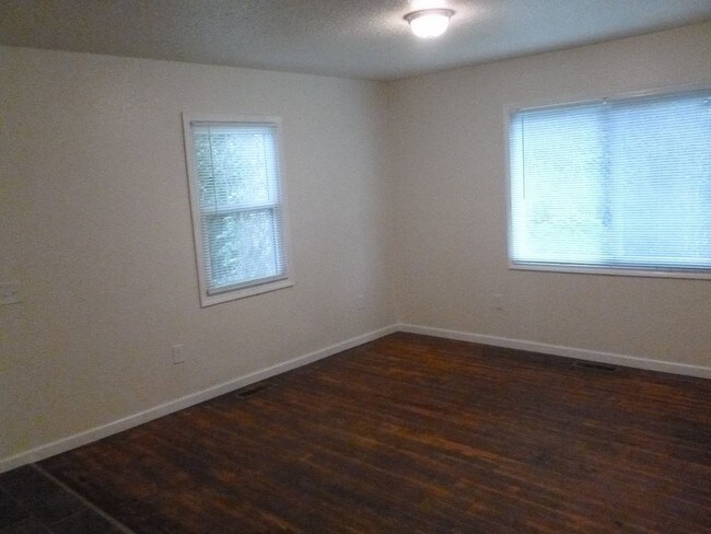 Building Photo - 104 E Hunter Cir